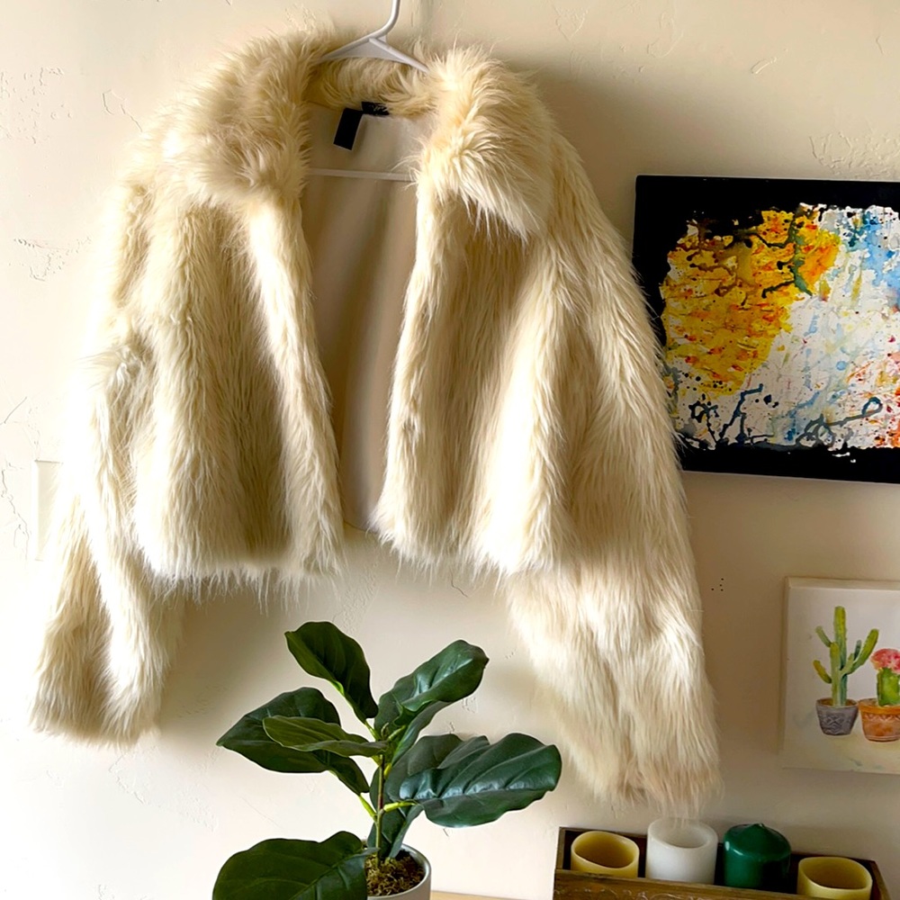 Faux fur cropped jacket.